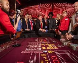 Pengguna membaca syarat klaim bonus dengan tenang